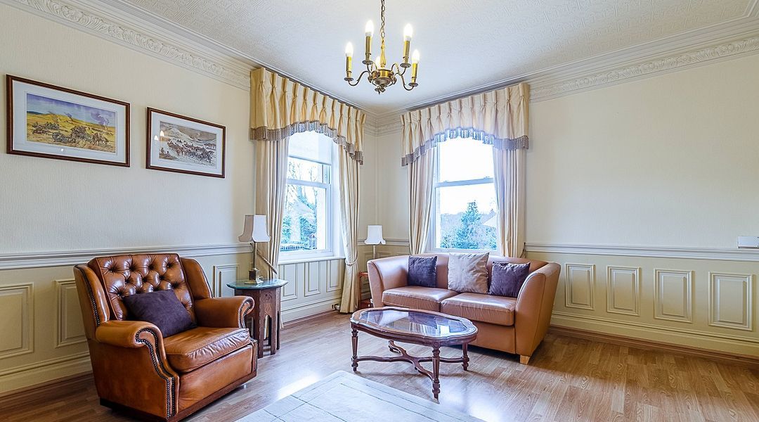 Spacious Edward Flat with Traditional Furnishings in quiet location South London
