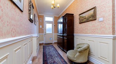 Spacious Edward Flat with Traditional Furnishings in quiet location South London